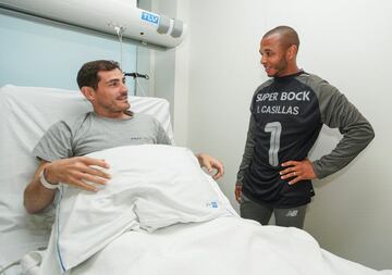 Brahimi con Iker Casillas.