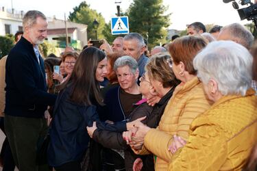 El Rey Felipe VI y la Reina Letizia saludan a los vecinos durante la visita a la localidad albaceteña de Letur.