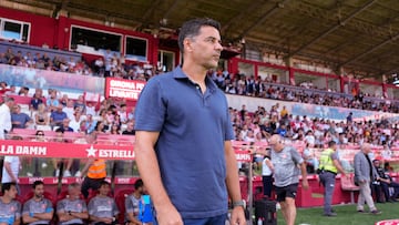 GIRONA (ESPAÑA), 20/09/2025.- El entrenador del Girona FC, Míchel durante el partido de LaLiga disputado este sábado en el estadio municipal de Montilivi en Girona. EFE/David Borrat