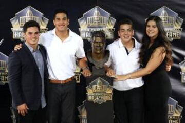 El mejor momento del fin de semana, o al menos el m¨¢s emotivo, se dio el s¨¢bado cuando Sydney Seau, la hija del desaparecido Junior, hizo el discurso de entrada de su padre en el Sal¨®n de la Fama. Sydney, en la foto con sus hermanos junto al busto de su padre, agradeci¨® a todos los equipos y los fans, y por supuesto a los Chargers, la carrera de su padre. Dijo que para ¨¦l eran todo y que no habr¨ªa llegado tan lejos sin su apoyo. Record¨® que Seau era el primer polinesio que entraba en el Hall of Fame, pero que habr¨ªa muchos m¨¢s. Su discurso acab¨® con un emotivo "pap¨¢, te quiero y te echo de menos. ?Felicidades! Lo conseguiste".