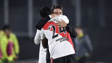 BUENOS AIRES, ARGENTINA - AUGUST 26:  Enzo Perez of River Plate celebrates with his coach Marcelo Gallardo after scoring the second goal of his team during a match between River Plate and  Aldosivi as part of Torneo Liga Profesional 2021 at Estadio Monumental Antonio Vespucio Liberti on August 26, 2021 in Buenos Aires, Argentina. (Photo by Marcelo Endelli/Getty Images)