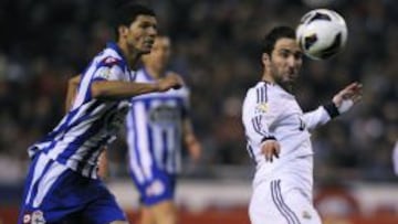 Higuaín dispuesto a golpear el balón.