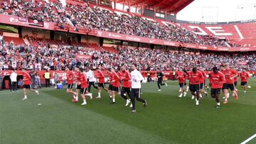 Entre 12 y 14.000 sevillistas se dieron cita ayer en Nervi&oacute;n en el &uacute;ltimo entrenamiento del Sevilla, a puerta abierta, antes del derbi de esta noche.