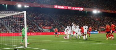 2-0. Falta directa desde el borde del área de Georgia.  Mikel Oyarzabal, con un brutal zurdazo, supera a Giorgi Mamardashvili que no ve llegar el balón y le rebasa.