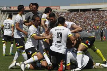 El jugador de Colo Colo Julio Barroso, centro, celebra su gol contra Universidad de Chile durante el partido de primera division disputado en el estadio Monumental de Santiago, Chile.