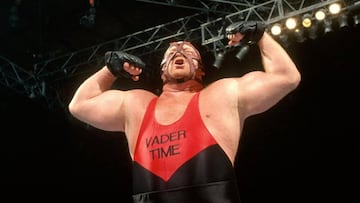 Leon White 'Vader' celebra una victoria durante un espectáculo de la WWE.