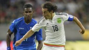 Andr&eacute;s Guardado en el partido frente a Honduras