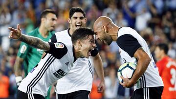 GRA583. VALENCIA, 19/09/2017.- El delantero italiano del Valencia Simone Zaza (d) celebra con su compañero, Santi Mina (i), su gol ante el Málaga, el cuarto del equipo, durante el partido de la quinta jornada de Liga que disputan esta tarde en el estadio de Mestalla. EFE/Kai Försterling