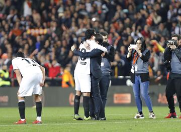 Los jugadores del Valencia celebraron la clasficación para la final de la Copa del Rey. En la imagen, Dani Parejo y Marcelino.