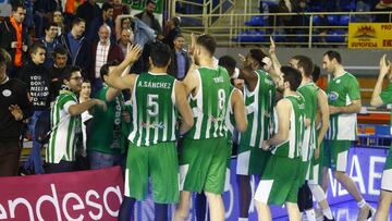 Los jugadores del Betis celebran con su afición la victoria ante el Montakit Fuenlabrada.