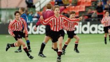 GOLEADOR. Llorente celebra un tanto en la edición de 1997.