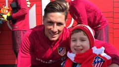 Fernando Torres con Álvaro, un admirador suyo y aficionado del Atlético de Madrid que padece una atrofia muscular espinal que le impide caminar.