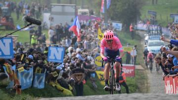 Alberto Bettiol asciende el Paterberg durante el Tour de Flandes 2019.