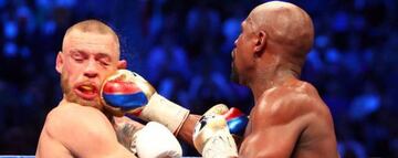 Mayweather golpea a McGregor durante su combate del 26 de agosto de 2017.