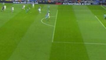 James, ligeramente adelantado en el momento del pase.