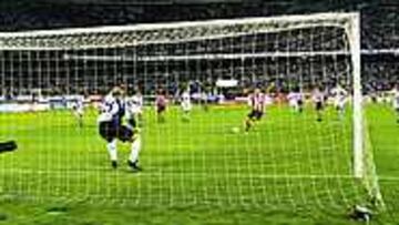 POLÉMICA. Diego Alonso marcó el segundo gol atlético de penalti y provocó el enfado de un Fernando Torres que lo deseaba lanzar.