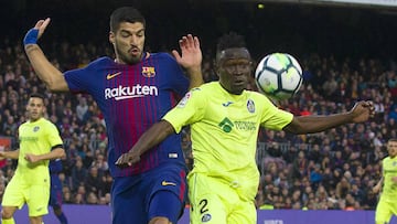 Djené ante Luis Suárez.