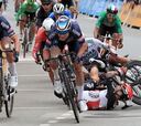 Así ha sido la tremenda caída de Caleb Ewan y Peter Sagan