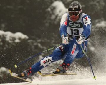 Alberto Tomba "la bomba" se retiró en 1998. En su palmarés cuenta con 3 medallas de oro en los JJ OO (Calgary 1988, eslalon y eslalon gigante, y Albertville 1992 en eslalon gigante) y dos medallas de plata (Albertville 1992 en slalom y Lillehammer 1994 en eslalon). En Campeonatos del Mundo: Dos medallas de oro en el eslalon gigante y medalla de oro en eslalon en 1996 y dos medallas de bronce en el eslalon gigante en 1987 y en eslalon en 1997. Además de un Campeonato del mundo general, cuatro Copas del Mundo de eslalon y cuatro Copas del Mundo de eslalon Gigante. Un total de 50 victorias (35 en eslalon, 15 en eslalon gigante), incluyendo 11 consecutivas en 1994-1995.