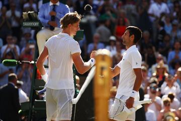 Novak Djokovic y Kevin Anderson una vez terminada la final de Wimbledon 2018.