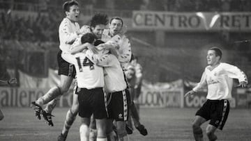 Los jugadores del Racing celebra, en 1995, la contundente victoria ante el Barça.