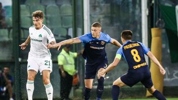 Athens (Greece), 01/08/2023.- Panathinaikos' player Tin Jedvaj (L) in action with Dnipro-1's player Artem Dovbyk (C) during the UEFA Champions League qualifying 2nd round, 2nd leg soccer match Panathinaikos - Dnipro-1, in Apostolos Nikolaidis Stadium in Athens, Greece, 01 August 2023. (Liga de Campeones, Grecia, Atenas) EFE/EPA/GEORGIA PANAGOPOULOU
