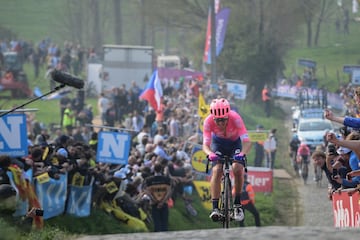 El último campeón del Tour de Flandes es, posiblemente, uno de los campeones más sorprendentes de la historia de la prueba. Alberto Bettiol llegó a la salida del Tour de Flandes 2019 sin ninguna victoria como profesional. SIn embargo el italiano aprovechó la vigilancia entre los favoritos para lanzar un ataque en el Oude Kwaremont que acabaría siendo decisivo en el devenir de la prueba. Bettiol abrió distancia en la subida en la cota y en la posterior subida al Paterberg para coger una renta que le permitió llegar en solitario a la meta de Oudenaarde para estrenar su palmarés como profesional a lo grande.