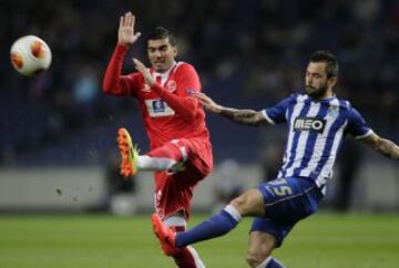 Steven Defour y Jose Antonio Reyes durante el partido de Europa League de cuartos de final entre el Oporto y el Sevilla.