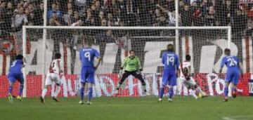 Jonathan Viera marca otra vez de penalti el 2-3.