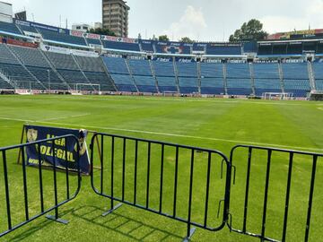 Contrario a lo que se había dicho en redes sociales, el césped todavía luce dentro del Estadio Azul. 