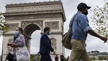 Paris (France), 28/08/2020.- People wearing protective face masks walk on the Champs Elysees near the Arc de Triomphe, in Paris, France, 28 August 2020. As of 8am on 28 August, protective face masks are mandatory across the city of Paris, a measure annouced by French Prime Minister Jean Castex on 27 August to fight the rising spread of coronavirus SARS-CoV-2 which causes the Covid-19 disease. Cases in France have surged in recent weeks, with over 6000 new cases recorded in a 24 hour period. (Francia) EFE/EPA/IAN LANGSDON
