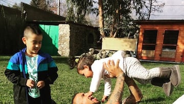 Arturo Vidal disfrutó su tarde libre con sus hijos en su hogar.