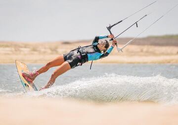 Es una de las mejores exponentes del kitesurf, una disciplina que requiere muchísima técnica. 