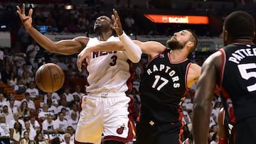 Dwyane Wade sufre la falta de Jonas Valanciunas.