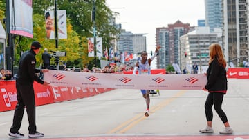 Kenya's Kelvin Kiptum arrives at the finish line line to win the 2023 Bank of America Chicago Marathon in Chicago, Illinois, in a world record time of two hours and 35 seconds on October 8, 2023. (Photo by KAMIL KRZACZYNSKI / AFP)