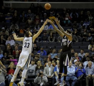 DeMarcus Cousins lanza ante Marc Gasol.