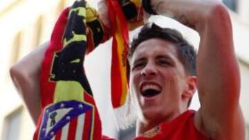 <b>ORGULLOSO. </b>Torres levanta la Copa con una bufanda del Atlético.