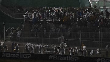 AME3923. SAO PAULO (BRASIL), 03/11/2023.- Asistentes se protegen de la intensa lluvia por la que tuvo que ser suspendida la sesión de pre-clasificación para el Gran Premio de São Paulo de Fórmula 1, en el circuito de Interlagos en Sao Paulo (Brasil). Brasil, que se disputa, de nuevo con formato sprint, en el circuito de Interlagos de São Paulo, es el antepenúltimo Gran Premio de la temporada de este año, que finalizará con las pruebas de Las Vegas y Abu Dabi. EFE/ Isaac Fontana