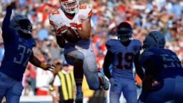 Travis Kelce consigue una recepción en el partido de los Chiefs contra los Chargers.