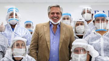 Handout photo released by Argentina&#039;s Presidency of President Alberto Fernandez (C) posing with workers of an automotive industry now making chinstraps and caps to fight against the spread of the novel coronavirus, COVID-19, in Buenos Aires outskirts, Argentina, on May 1, 2020. (Photo by ESTEBAN COLLAZO / Argentina&#039;s Presidency Press Office / AFP) / RESTRICTED TO EDITORIAL USE - MANDATORY CREDIT &quot;AFP PHOTO / Argentina&#039;s Presidency / Esteban COLLAZO &quot; - NO MARKETING - NO ADVERTISING CAMPAIGNS - DISTRIBUTED AS A SERVICE TO CLIENTS