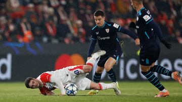 Soccer Football - UEFA Champions League - Slavia Prague v Athletic Bilbao - Fortuna Arena, Prague, Czech Republic - November 25, 2025 Athletic Bilbao's Inigo Ruiz de Galarreta in action with Slavia Prague's Christos Zafeiris REUTERS/David W Cerny
