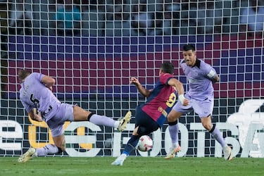 Un mal rechace por parte de Alex Padilla le permitió a Lewandowski poner el segundo para los Blaugranas a 15 minutos del final del partido.
EFE/Alejandro García