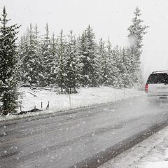 El motivo por el que la DGT prohíbe en un único caso circular con cadenas aunque esté nevando