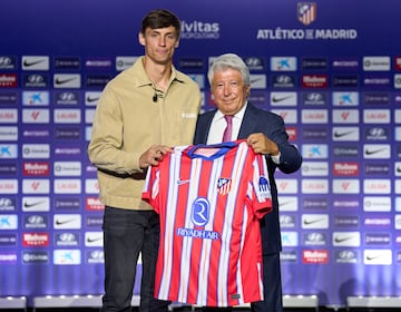 Robin Le Normand y Enrique Cerezo sujetan la camiseta del Atlético de Madrid.