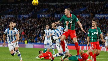 Rafa Marín despeja un balón.