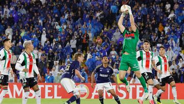 AMDEP1828. BOGOTÁ (COLOMBIA), 14/05/2024.- César Rigamonti portero de Palestino atrapa un balón este martes, en un partido de la fase de grupos de la Copa Libertadores entre Millonarios y Palestino en el estadio Nemesio Camacho El Campín en Bogotá (Colombia). EFE/ Mauricio Dueñas Castañeda