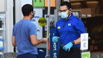 Empleado de Best Buy atendiendo a un cliente pese al brote de coronavirus. USA, 2020.