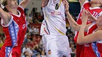 <b>ESPLÉNDIDA LAIA. </B>Laia Palau adquirió la batuta ofensiva durante el segundo y el tercer cuarto, manteniendo a flote a las españolas.