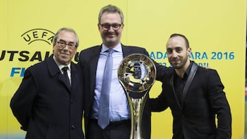 Adelardo y Ricardinho, juntos en el sorteo de la pasada UEFA Cup en el Calderón.