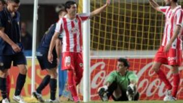 <b>DECIDIDA. </b>Filipe felicita a Fran Mérida y Reyes a Mario Suárez tras el último tanto rojiblanco. Los de Quique dejaron sentenciada la eliminatoria.